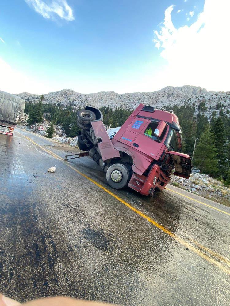 Devrilen tanker nedeniyle kapanan Konya - Antalya yolu açıldı 2